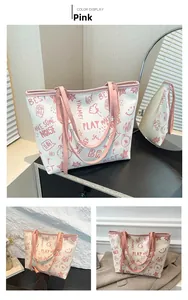Détail d'un sac cabas beige avec imprimés graffiti roses et poignées en cuir de qualité