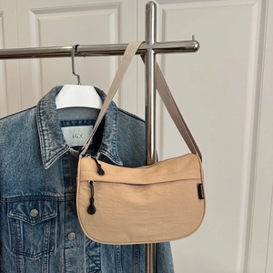 Minimalistische beige Nylon-Halbmondtasche zum Umhängen mit Reißverschluss im Utility-Stil