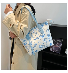 Détail du grand sac cabas blanc avec motifs graffiti bleu clair et imprimés ours