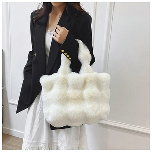 Gros plan du sac à main blanc en peluche avec texture douce et motif matelassé nuage