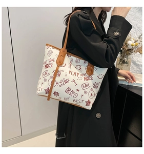 Vue détaillée du grand sac cabas avec imprimé graffiti et poignées en cuir marron