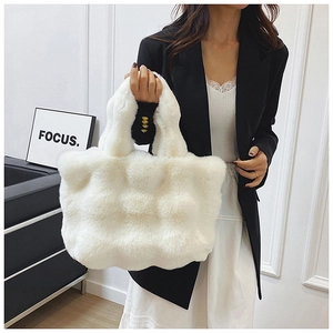 Sac fourre-tout chic en fausse fourrure blanche matelassée avec blazer noir et jupe