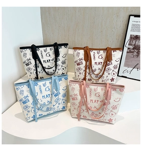 Vue détaillée de quatre sacs cabas colorés avec graffitis et motifs de dessins animés