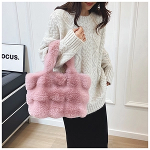 Détail du sac cabas en fausse fourrure rose avec motif à carreaux et anses douces