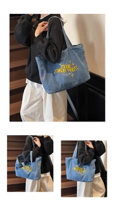 Détail du sac cabas en denim bleu avec broderie colorée Groovy Trippy Heart