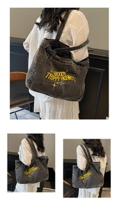 Détail du sac en toile grise avec broderie jaune et motifs graphiques d'étoiles colorées