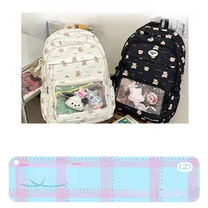 Dettaglio dello zaino scolastico con orsetti e tasca trasparente per peluche