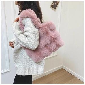 Détail du sac cabas en fausse fourrure rose montrant sa texture douce et son volume