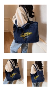 Détail du sac cabas en denim bleu avec broderie jaune groovy trippy heart éclatante