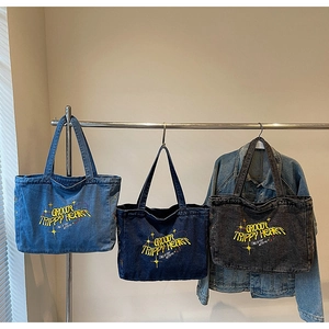 Trois couleurs de sacs cabas en denim vintage avec broderie jaune et motifs d'étoiles
