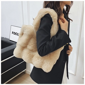 Détail du sac fourre-tout en peluche avec texture à bulles 3D et large anse d'épaule