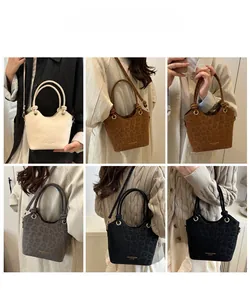 Collage de sacs seaux ondulés multicolores montrant diverses options de porté épaule