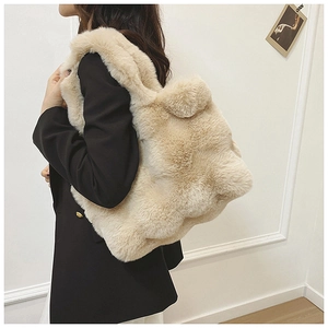 Gros plan du sac fourre-tout en peluche beige doux avec une structure en forme de nuage