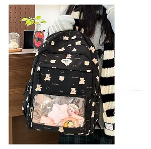 Dettaglio dello zaino Itabag con stampa orsetto, finestra in PVC e ciondolo a stella