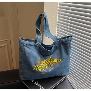 Détail du sac cabas en denim bleu délavé avec broderie vibrante Groovy Trippy Heart