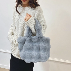 Sac fourre-tout tendance en fausse fourrure grise avec surface pelucheuse texturée