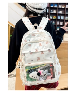 Dettaglio zaino bianco con orsetti e scomparto trasparente per piccoli accessori