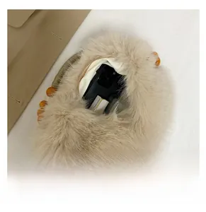 Vue intérieure détaillée du sac en peluche montrant l'espace pour mobile et rouge à lèvres