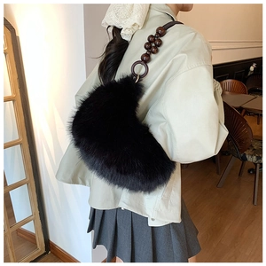 Détails du sac demi-lune noir en fausse fourrure avec bandoulière en perles de bois