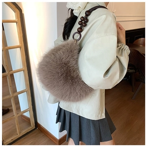 Détail du sac en fausse fourrure marron pelucheuse avec bandoulière rétro en perles de bois