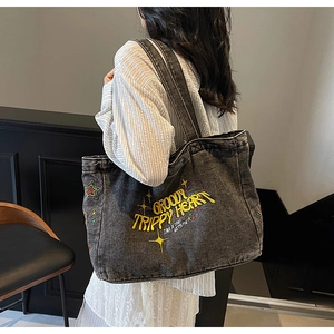 Détail du grand sac cabas en toile délavée avec broderie Groovy Trippy Heart jaune