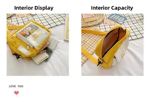 Détail de la capacité intérieure et de la fenêtre transparente du sac ita en toile jaune