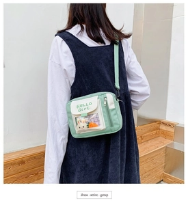 Détail du sac bandoulière japonais en toile avec fenêtre transparente et décor lapin