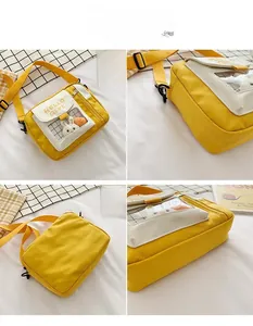 Détails du sac bandoulière en toile jaune avec patchs lapin Hello Girl et sangle réglable