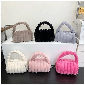 Présentation de sacs à main en peluche en six couleurs avec bandoulière et fausse fourrure