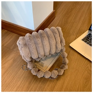 Détail du sac à main en fourrure kaki avec texture matelassée et bandoulière en chaîne