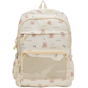 Dettaglio dello zaino beige con stampa orso, tasca a rete trasparente e spallacci