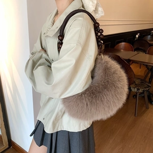 Sac demi-lune en peluche avec bandoulière en perles de bois au style minimaliste