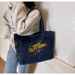 Détail du grand sac cabas en jean bleu foncé avec broderie jaune Groovy Trippy Heart
