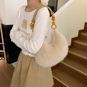 Sac croissant en fausse fourrure beige avec poignée perlée et sangle tissée tendance