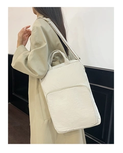 Grande borsa tote beige in tessuto Oxford sulla spalla in un ambiente d'ufficio