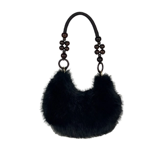 Sac à main en fausse fourrure noire avec poignée en perles et design demi-lune chic