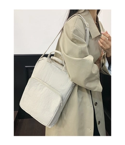 Dettaglio della trama in tessuto Oxford leggero su borsa tote beige minimalista