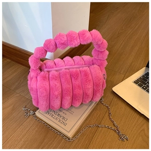 Détail du sac oreiller en fausse fourrure rose vif avec poignée boule et chaîne argent