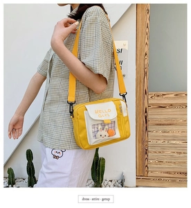 Détail du sac en toile jaune avec fenêtre PVC, peluche lapin et texte HELLO GIRL