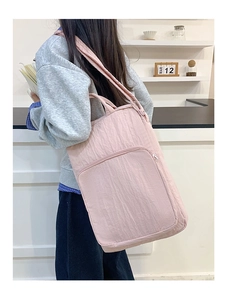 Dettaglio della borsa tote in tessuto oxford rosa chiaro con trama stropicciata e tasca