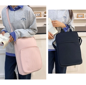 Dettaglio di borse tote oxford grandi rosa e nere con tasca frontale e tracolla