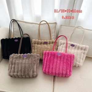 Borse shopper in finta pelliccia in cinque colori con trama a strisce verticali