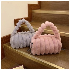 Vue détaillée de sacs à main en peluche rose et lilas avec bandoulière chaîne argentée
