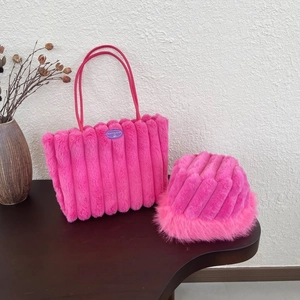 Set borsa tote e cappello alla pescatora in ecopelliccia rosa con trama a righe