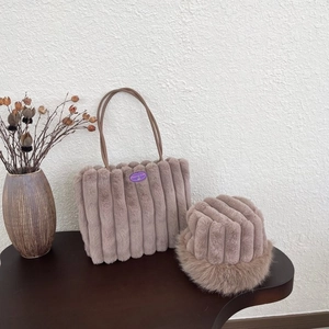 Set di Borsa Tote e Cappello da Pescatore in Pelliccia Sintetica Invernale da Donna Borsa a Mano a Strisce in Peluche per Viaggi