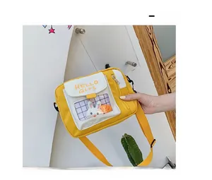 Détail du sac en toile jaune et blanc avec fenêtre transparente et poupée lapin mignonne