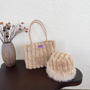 Dettaglio del set borsa tote e cappello pescatore in ecopelliccia beige a strisce