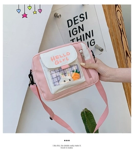 Détail du sac bandoulière en toile rose avec texte HELLO Girl et décor lapin peluche
