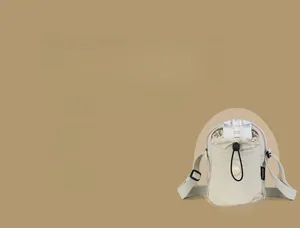 Dettaglio della borsa porta borraccia in nylon beige con tracolla e coulisse