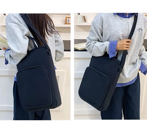 Doppia vista di una borsa tote grande in tessuto Oxford nero con tracolla per pendolari